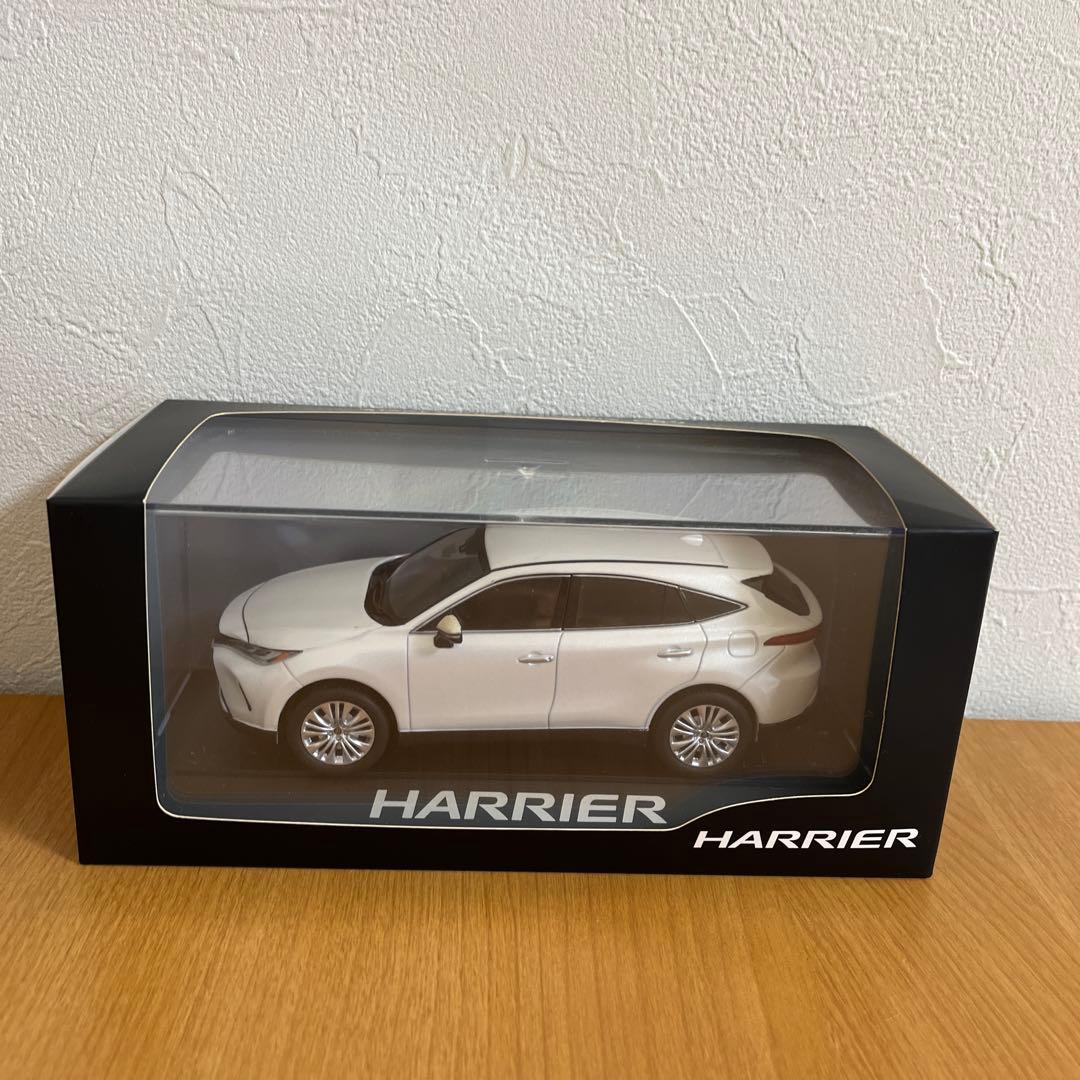 トヨタ ハリアー ミニカー 1/30スケール ホワイトパール　非売品