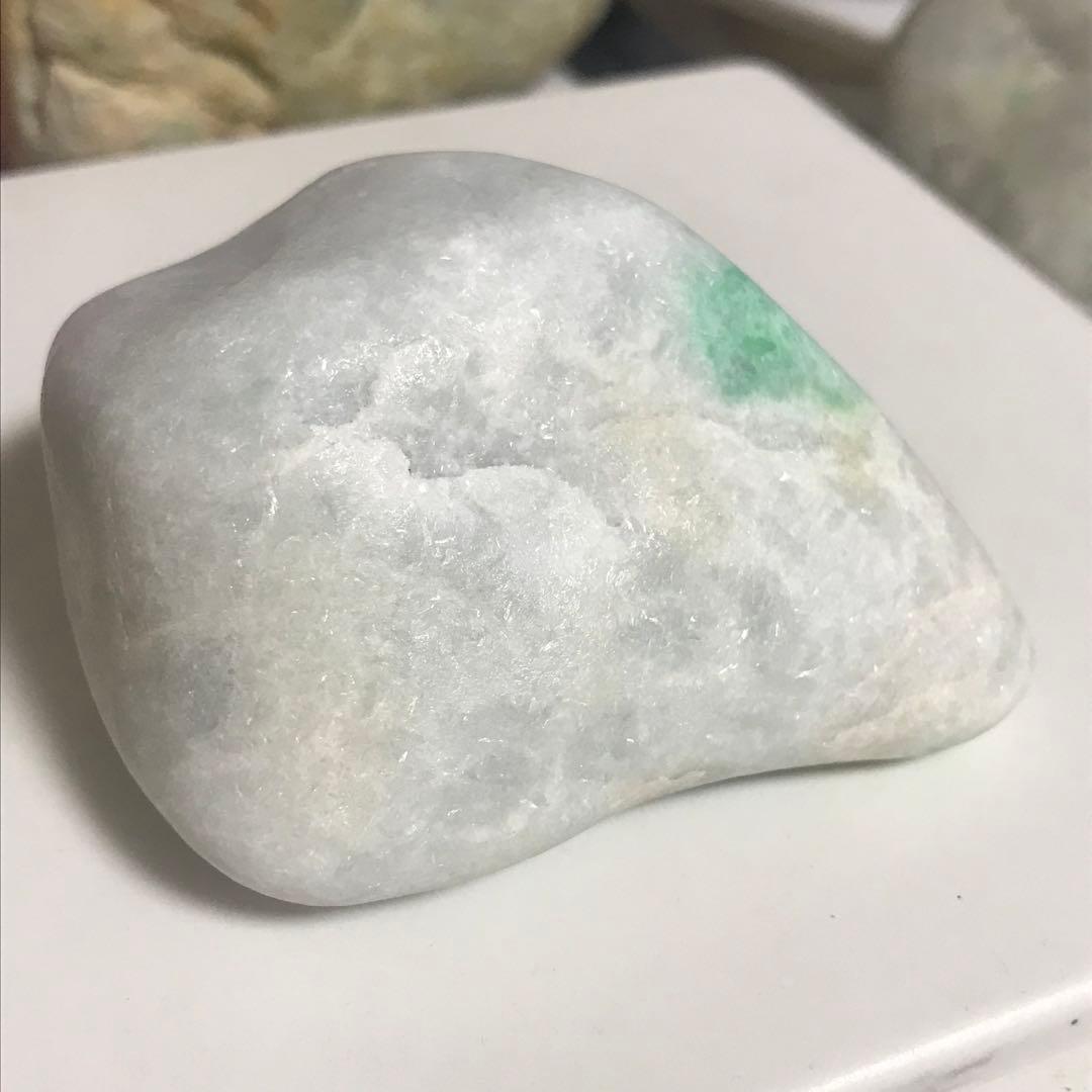 糸魚川翡翠　高透過　白アップルグリーン　大きめ　267g