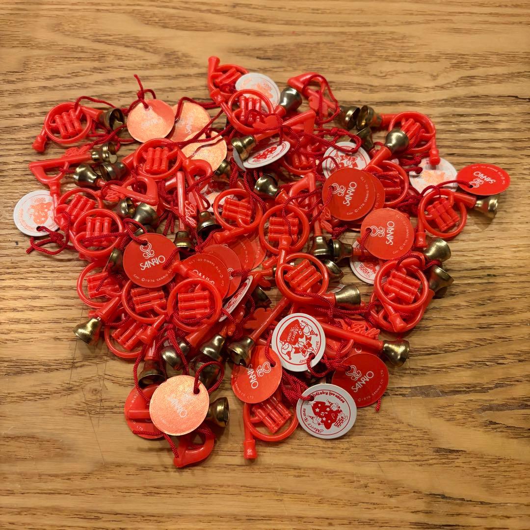 まとめ売り サンリオ 赤色 ラッパ ホルン チャーム 鈴付き 約60個