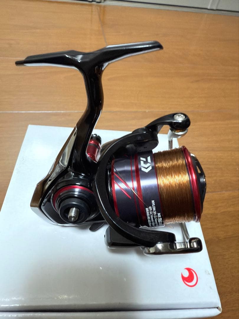 18月下美人MXLT2000Sダイワ スピニングリール 黒赤