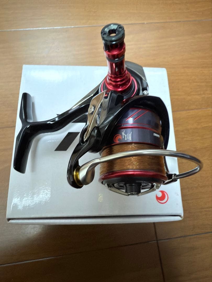 18月下美人MXLT2000Sダイワ スピニングリール 黒赤