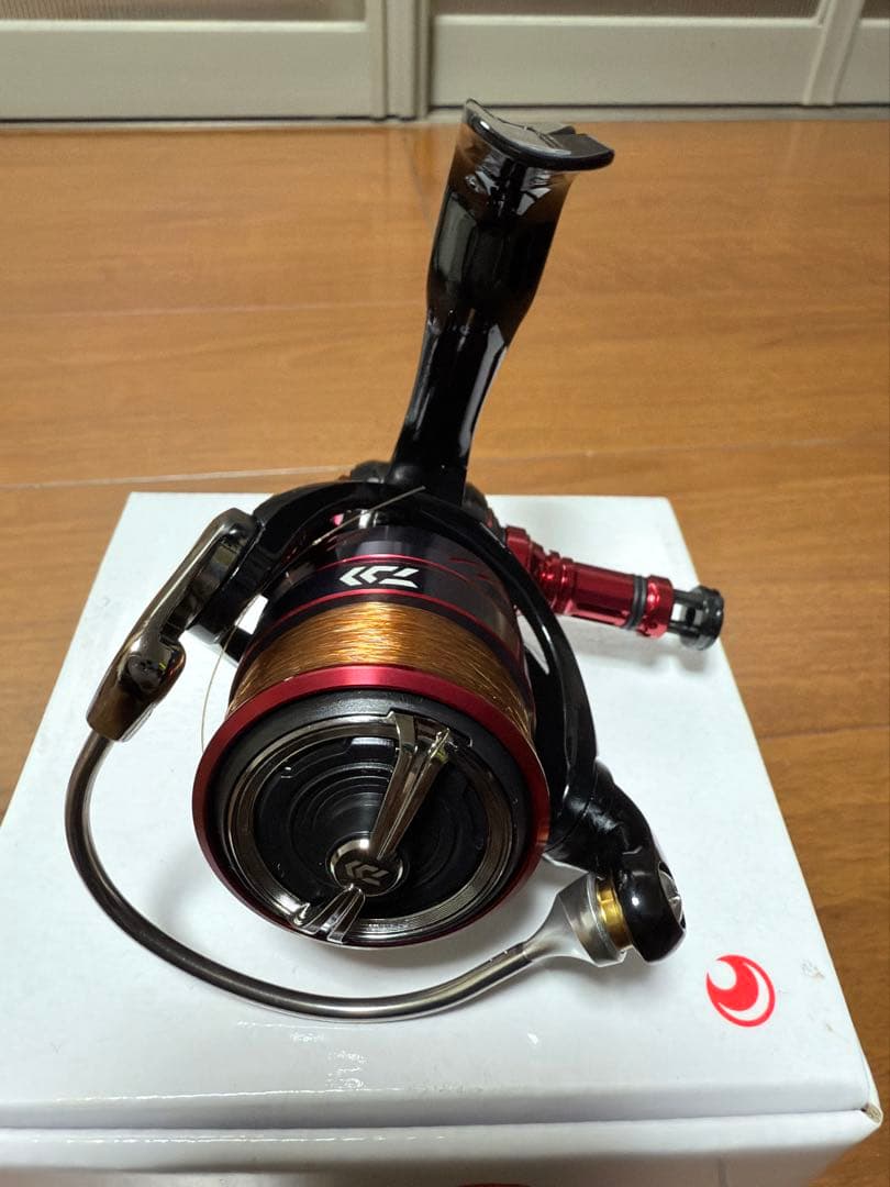18月下美人MXLT2000Sダイワ スピニングリール 黒赤