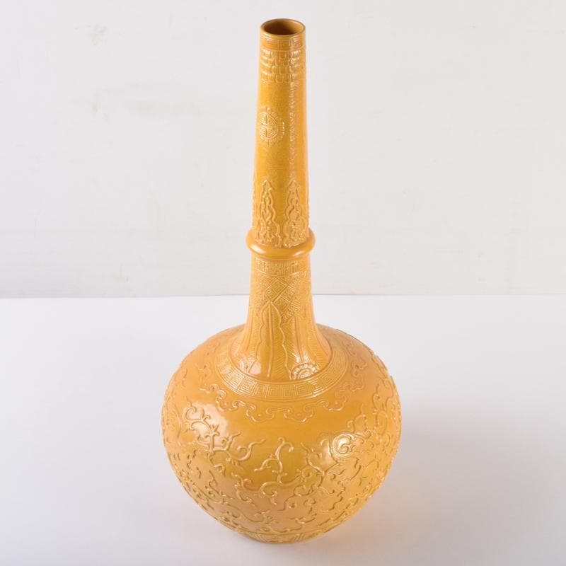 中国　黄釉　刻神獣纏枝花弁文　長顎瓶　在銘　V　7128A