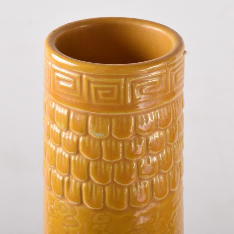 中国　黄釉　刻神獣纏枝花弁文　長顎瓶　在銘　V　7128A