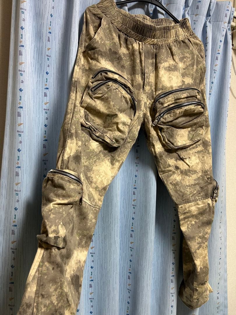 迷彩柄 ジッパーポケット付きパンツ