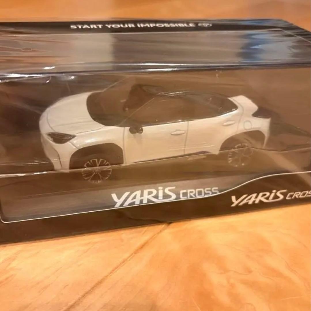 送料無料 トヨタ カラーサンプル ミニカー ヤリスクロス 1/30スケール 白黒