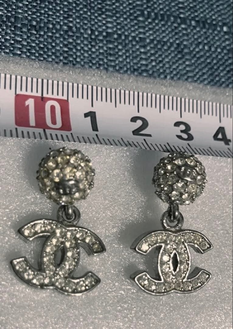 ノベルティ　ピアス　CHANEL シルバー　ラインストーン　揺れる