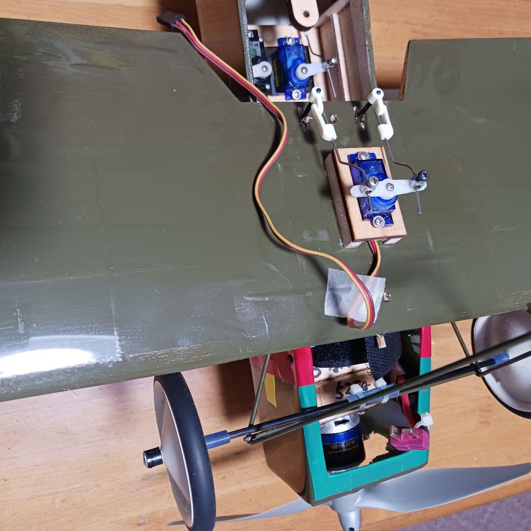 ラジコン飛行機、電動複葉機です。