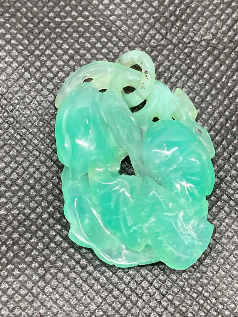 希少 アンティーク 天然翡翠 本翡翠 特殊黒入り 透かし彫り ペンダントトップ