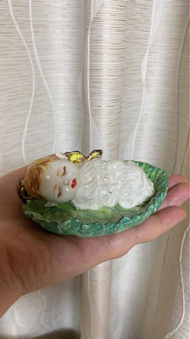 葉の上で眠る妖精 磁器 手作り 一点もの 著名な陶芸家アルヒポヴァの作品