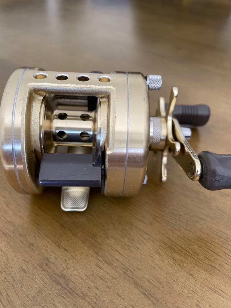 [美品] シマノ CALCUTTA 200XT 右巻き カルカッタベイトリール