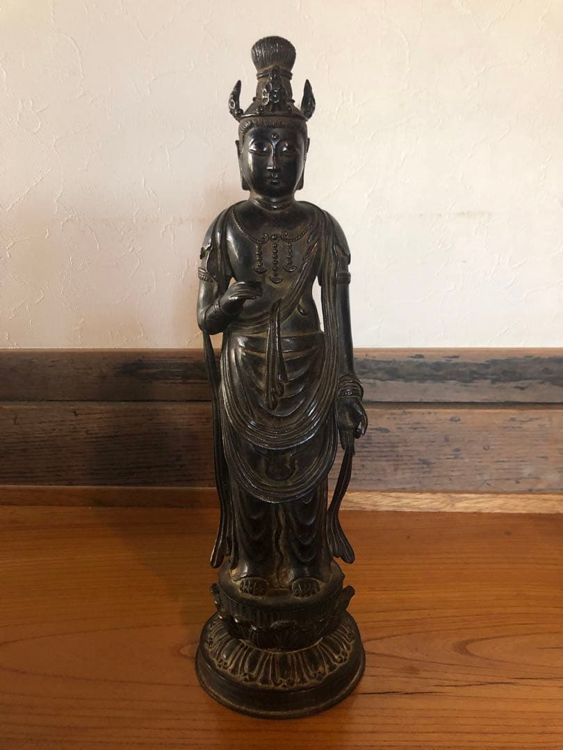 大振りで古格のある古銅聖観音立像杉箱入