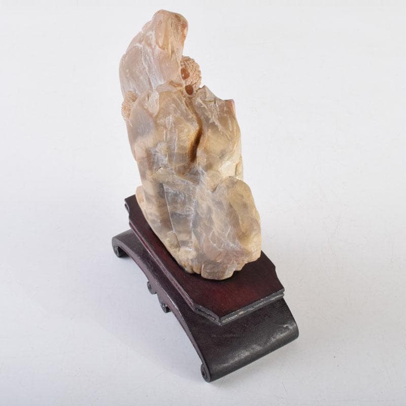 中国　玉石寿山石鶏血彫刻　山水雕　置物　唐木台付　V　9220