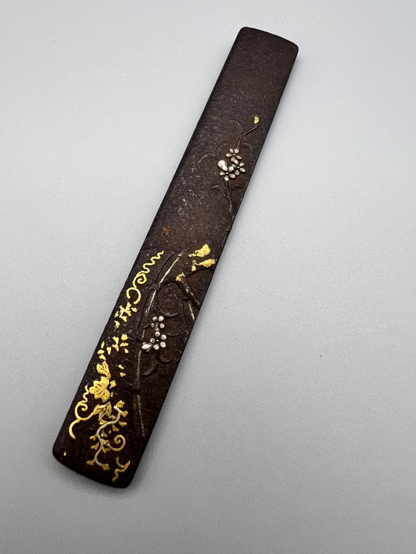 【海】刀装具　江戸期　鉄地　金銀象嵌色絵 秋草図 小柄　古金工