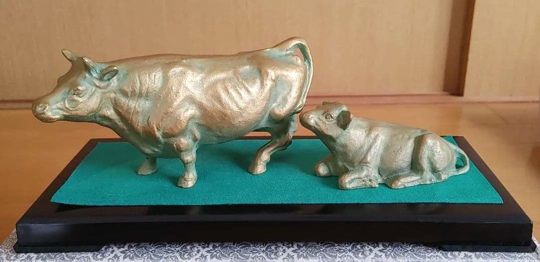 金色の牛と子牛の置物