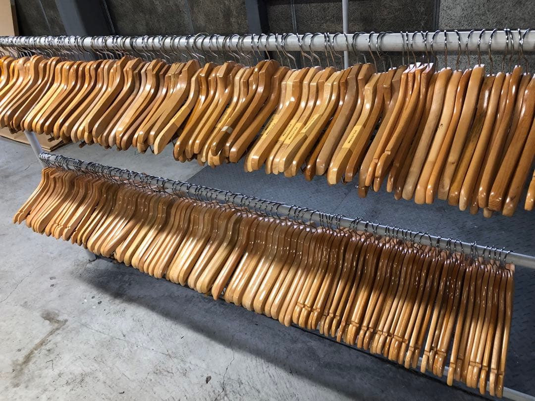 く*ま様 業者様必見！木製ハンガー 光沢仕上げ デザインまとめ売り230本！おま