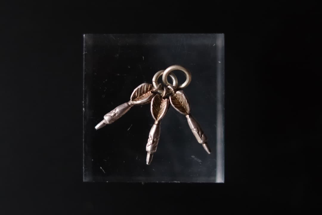 イギリスアンティーク｜ダーツのシルバーチャーム