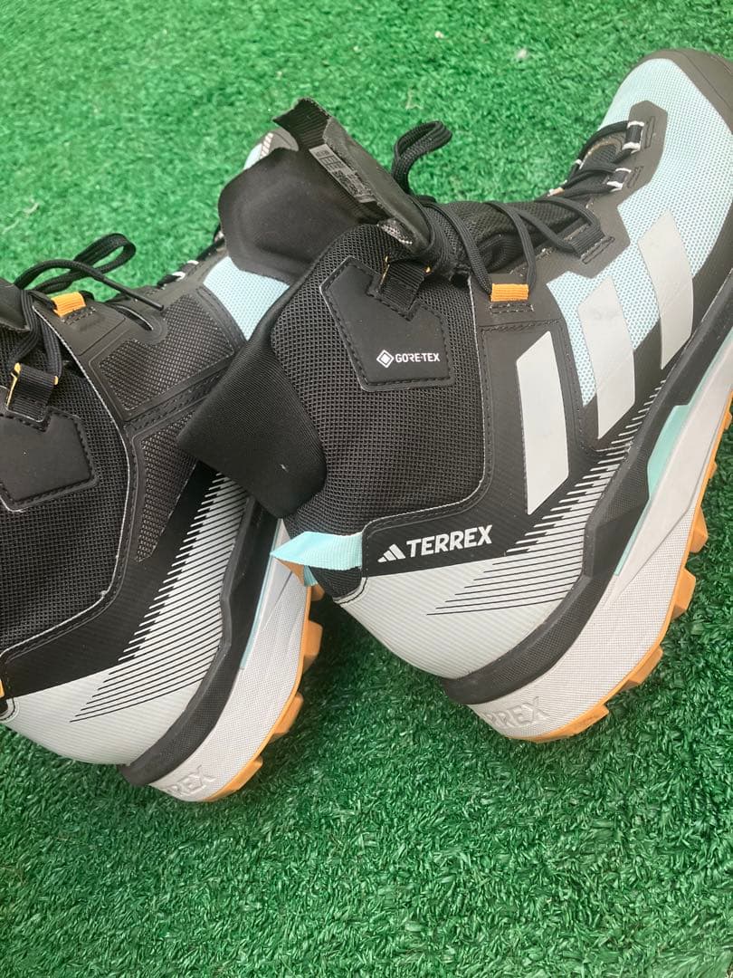 美品アディダススノトレ28.5