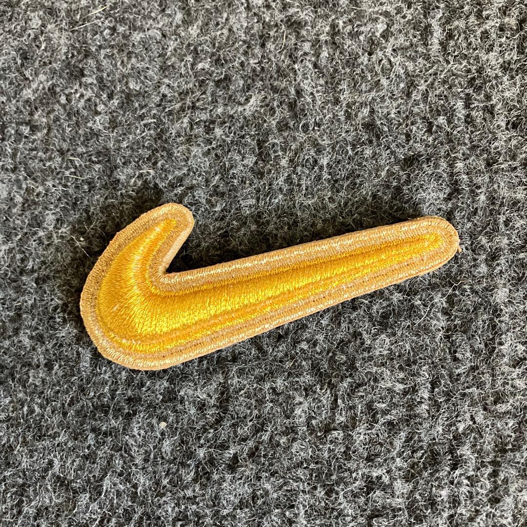 Nike 刺繍ロゴワッペン ゴールド/ゴールド