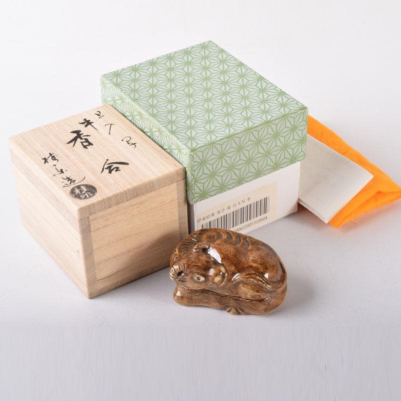茶道具　楽焼　伊東桂楽作　旦入写　牛　香合　共箱　V　7477