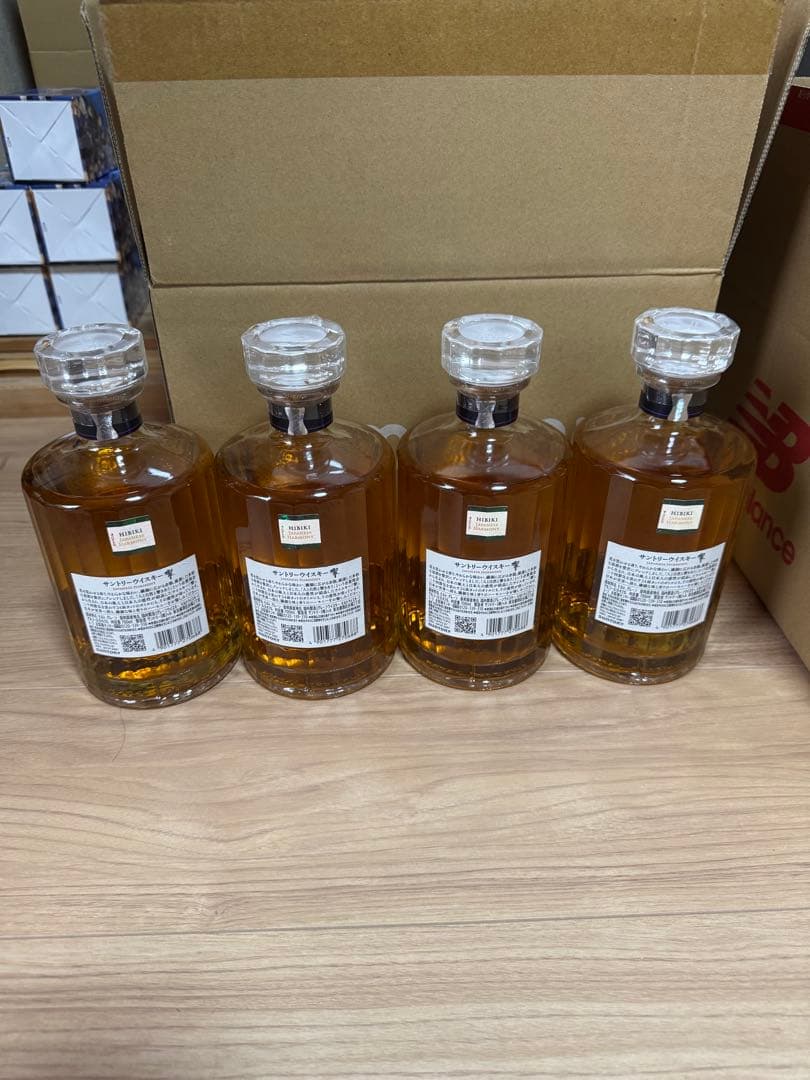 サントリー　響　Japanese Harmony 700ml 4本