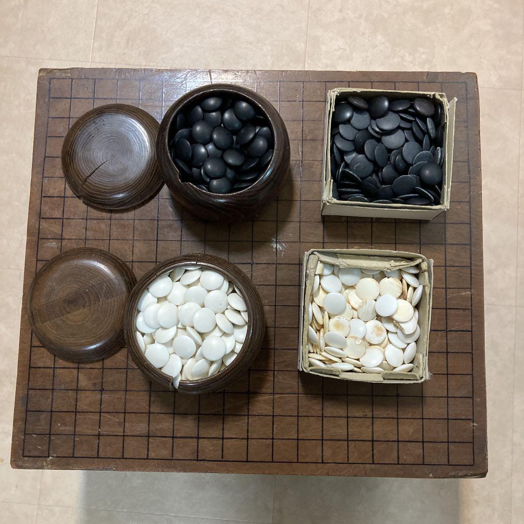 碁石と碁盤です。白い碁石は貝でできている。古いものです。碁盤はヒノキらしいです