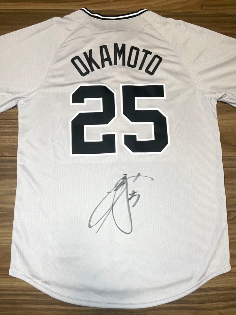 巨人　ジャイアンツ　岡本和真　直筆サイン入りユニフォーム