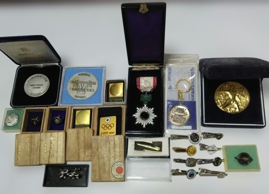 勳六等単光旭日章(略授無し)と警視庁創立100年記念・日本春秋書院同人記章その他