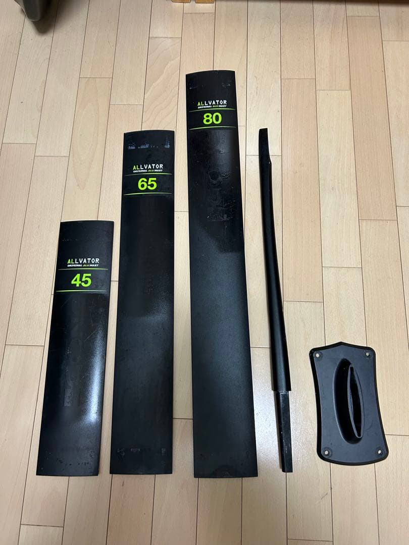 フォイルマスト、ヒュースラージ、ベース