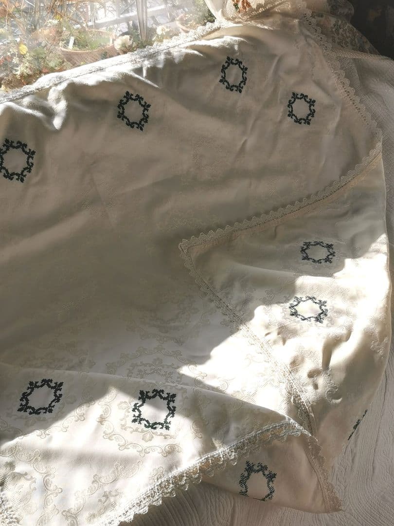 ヴィンテージドイツ 光沢ダマスク織 緑のリース刺繍 装飾リボン付きラージクロス