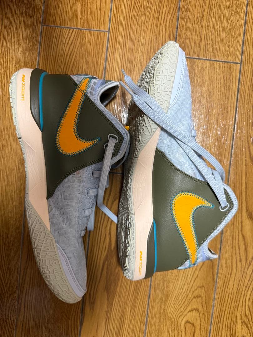 LeBron James NXXT Gen（白×青） のバスケットボールシューズ