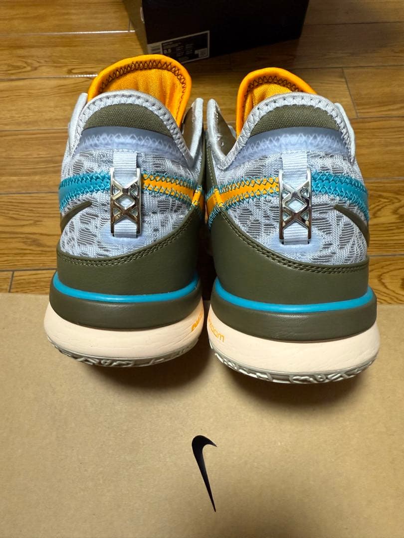 LeBron James NXXT Gen（白×青） のバスケットボールシューズ