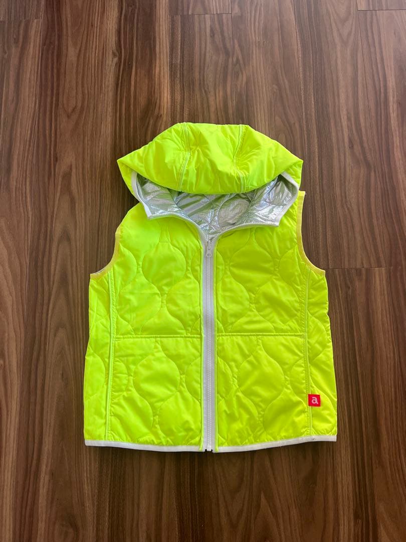 archivio フード付きキルティングベスト シルバー/ネオンイエロー