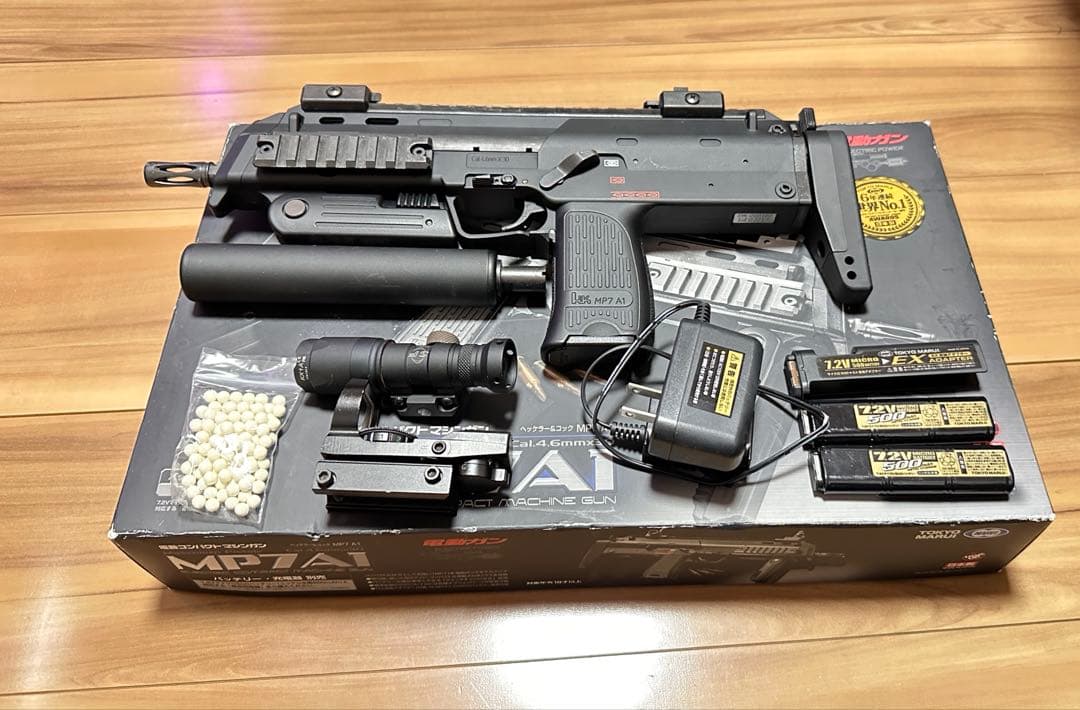 MP7A1 モデルガン フラッシュライト・諸々付き