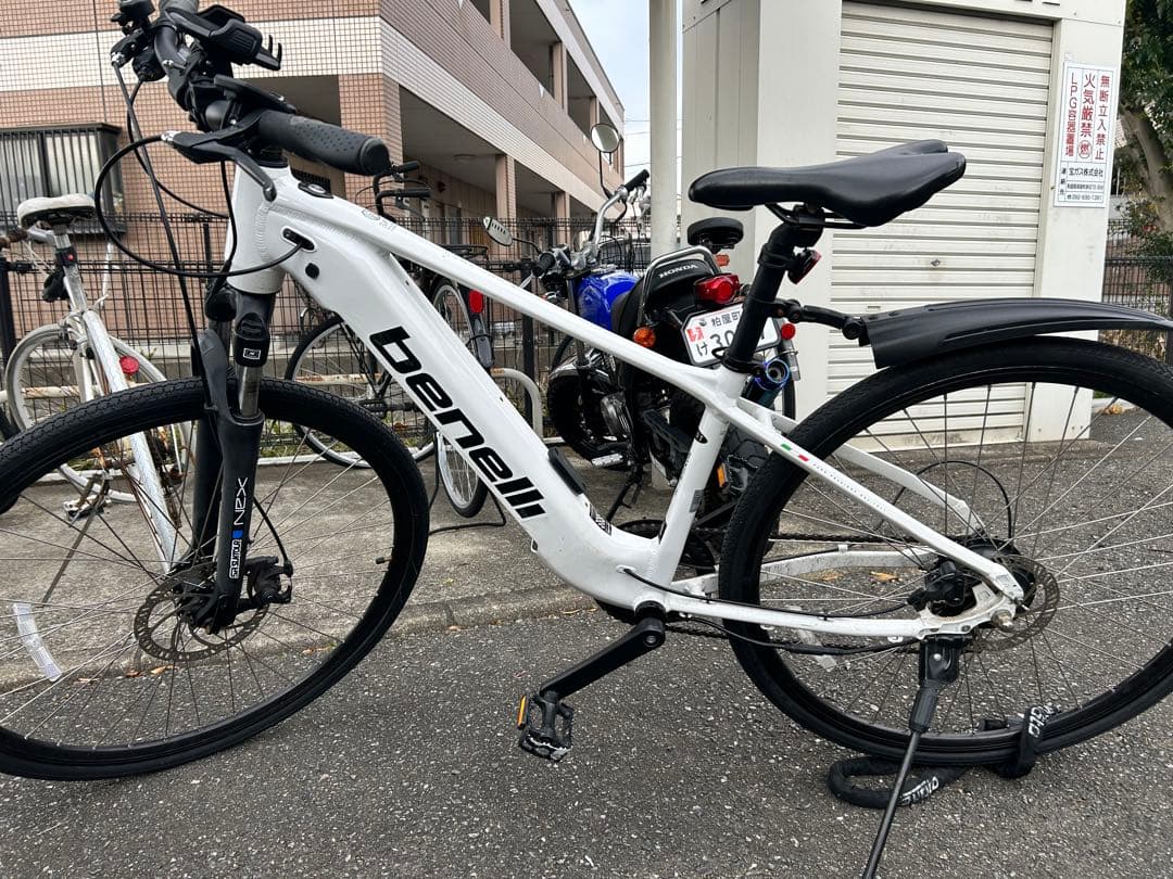 benelli 電動アシスト自転車 ホワイト 定価で150000ほど致します。
