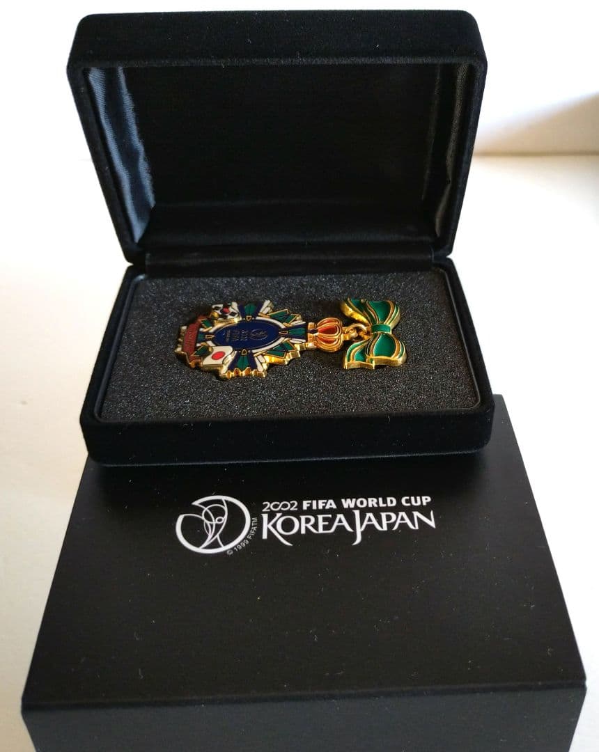 ワールドカップ 優勝国旗ピンバッジオフィシャルフレームとプレミア席記念品【美品】
