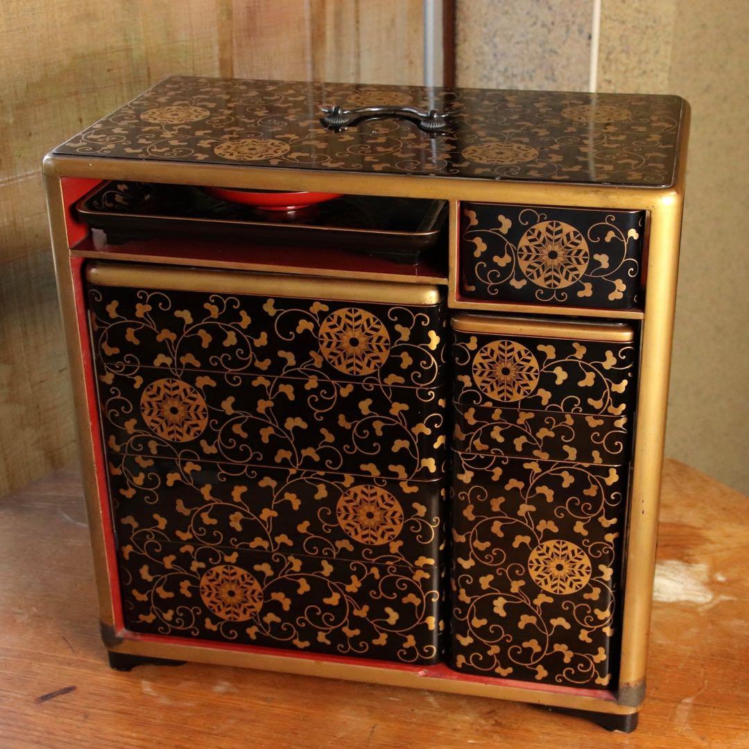 井上鷹の羽家紋　野弁当一式　時代漆芸　漆塗　金蒔絵　唐草　木製　提重