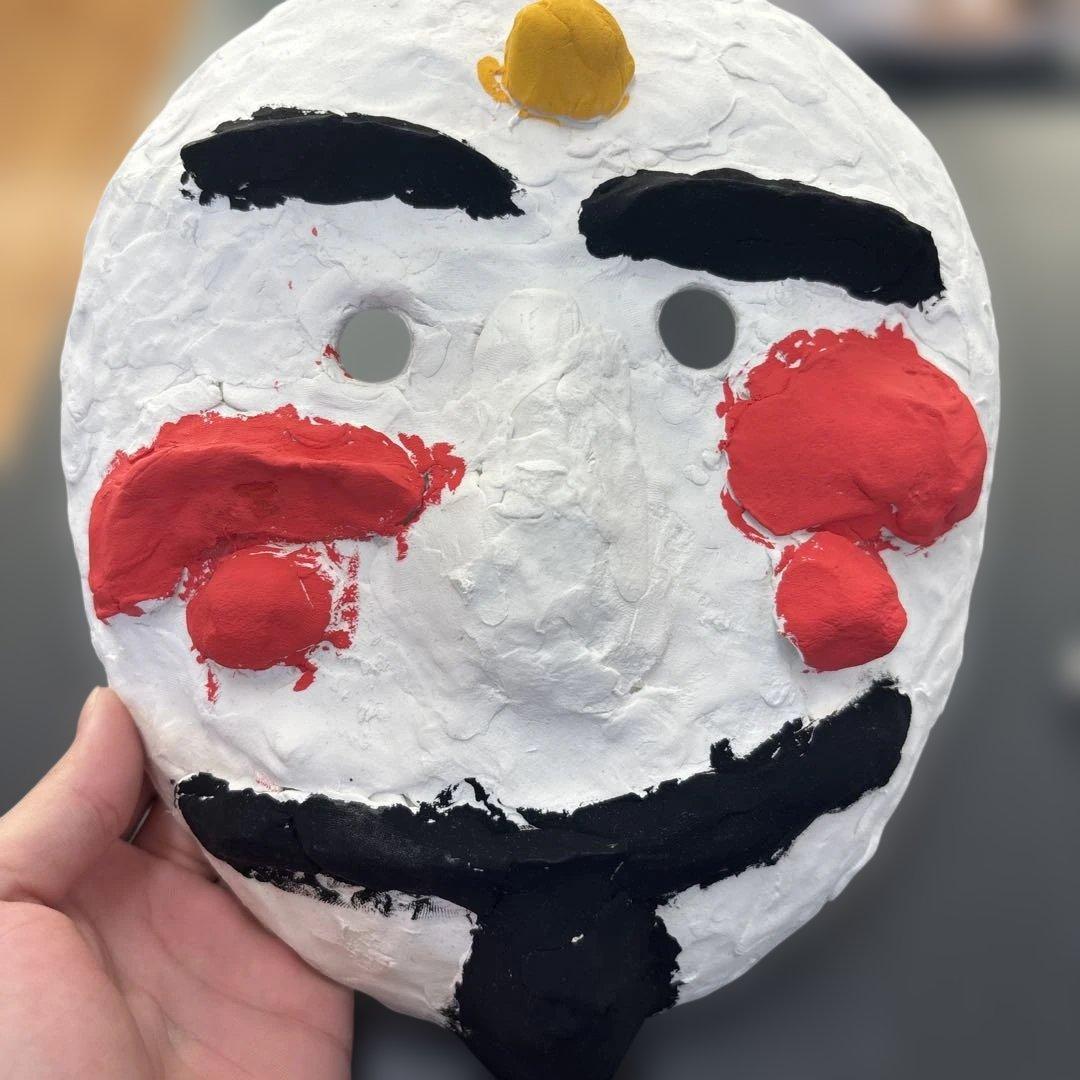 カラフルな粘土製マスク