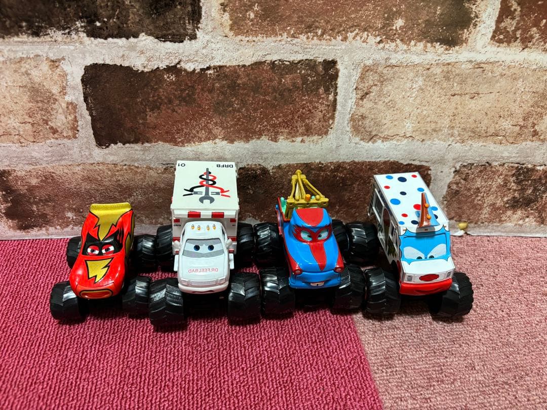 【新品】　カーズ　モンスタートラック　4点セット　カーズミニカー