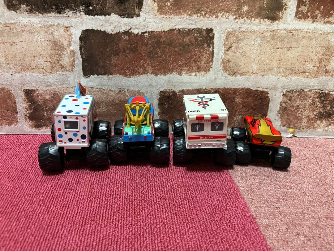 【新品】　カーズ　モンスタートラック　4点セット　カーズミニカー