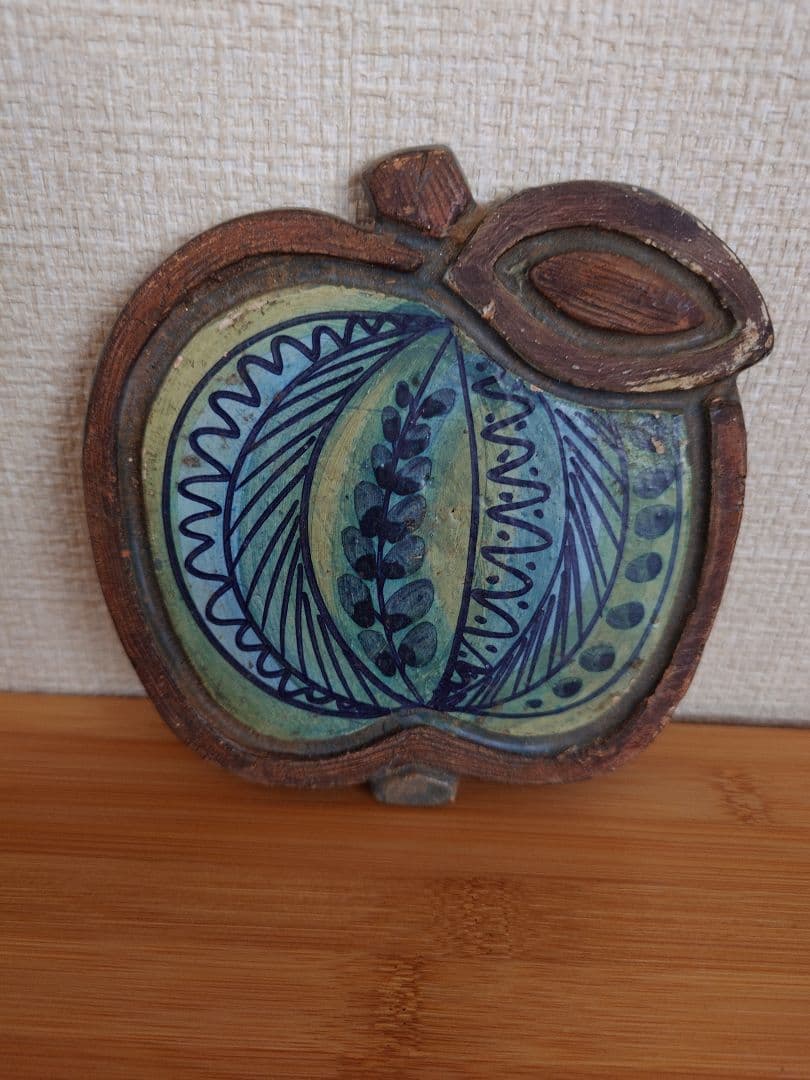 リンゴ形状の陶器オブジェ