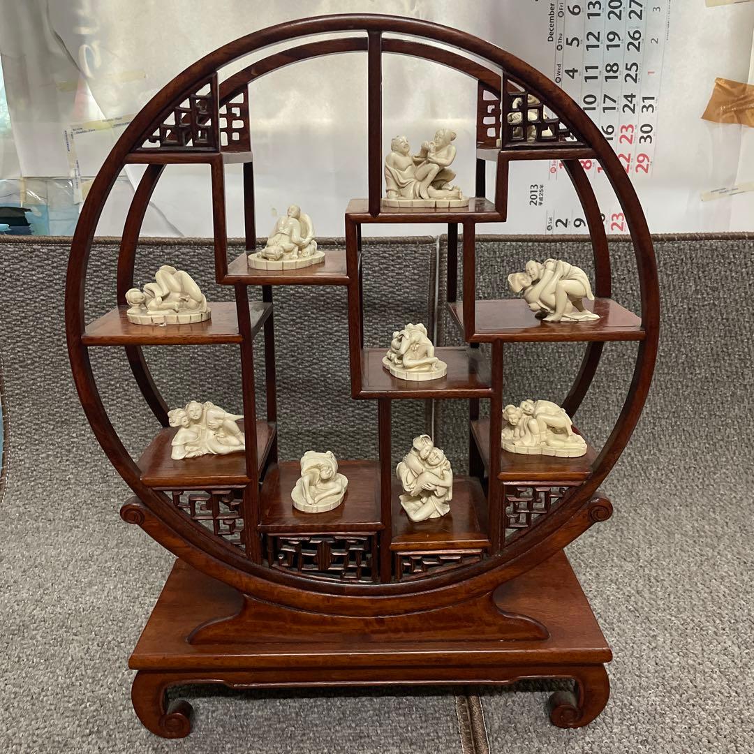 天然木飾り台　円形　象牙風彫刻　四十八手　春画