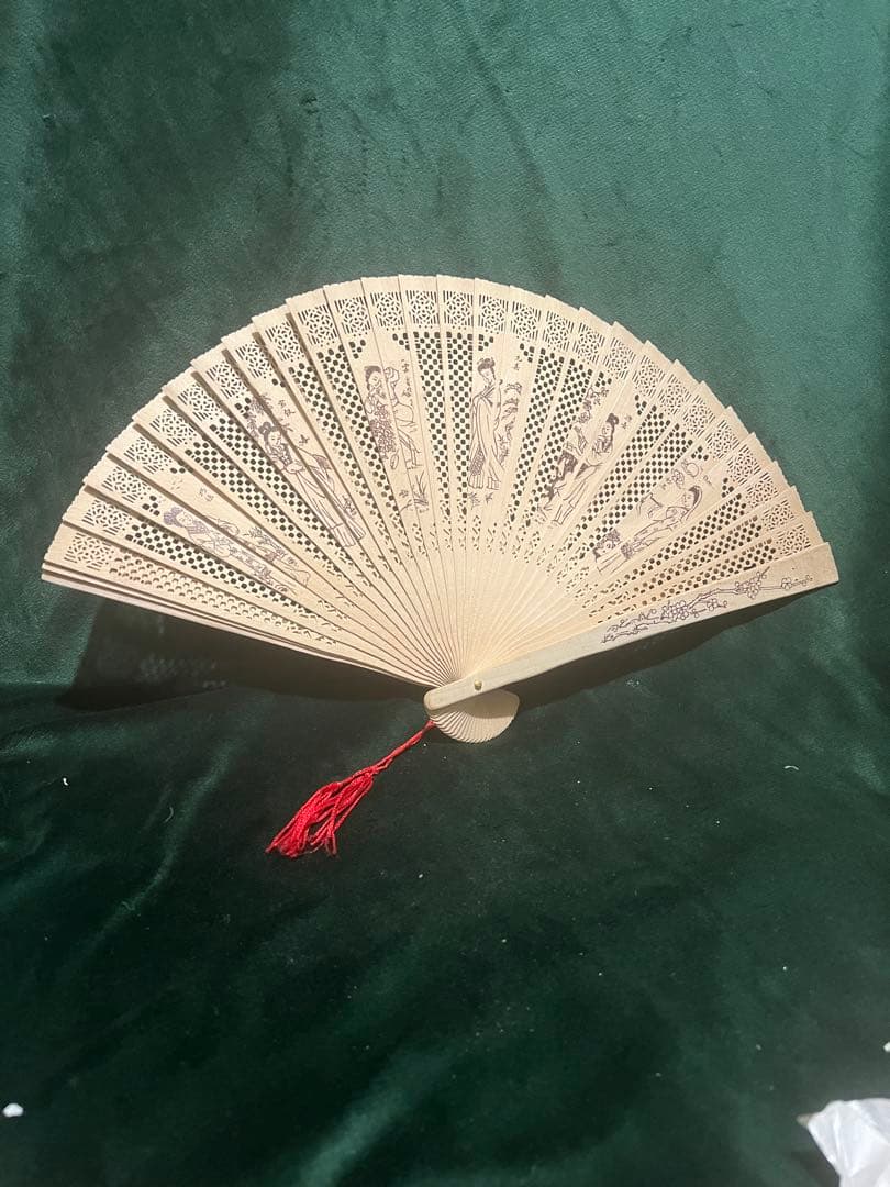 高檔檀香木製扇子 、透かし彫り 扇子 刻有12個中國古代女子