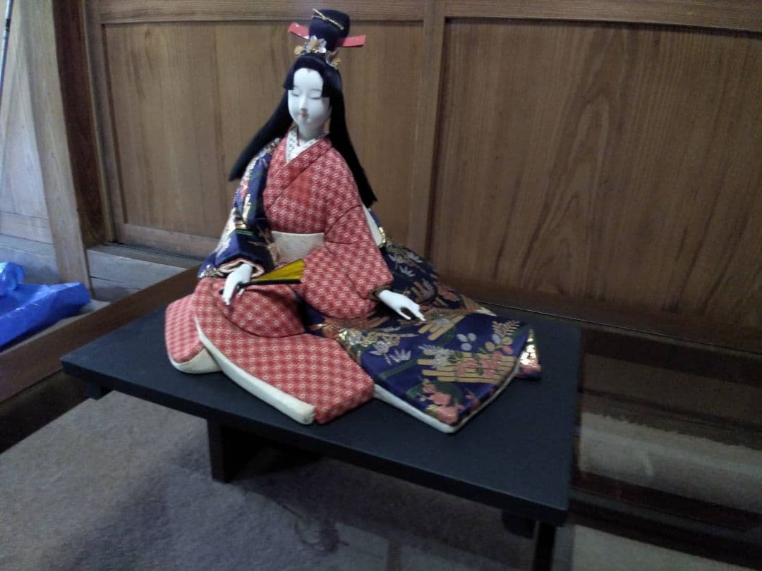 【期間限定割引！】伝統的な市松人形 赤と白の着物