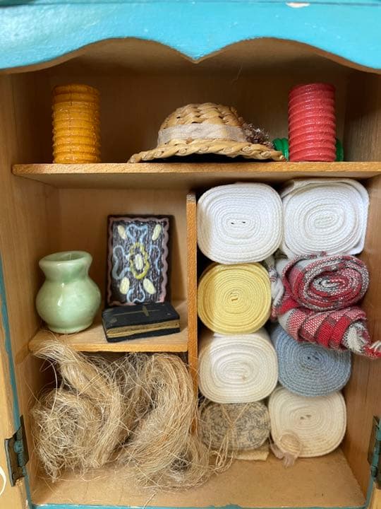 ドール用人形用クローゼットと人形付きベッド