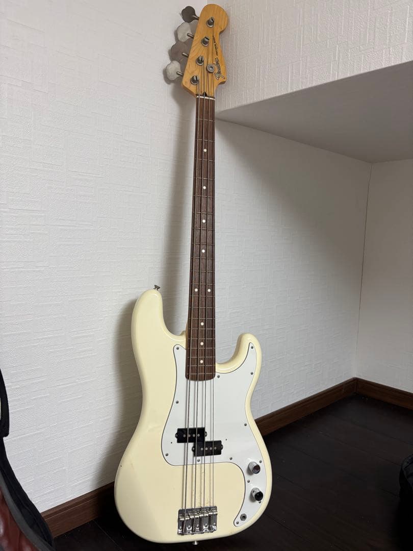 Fender Precision Bass アイボリー