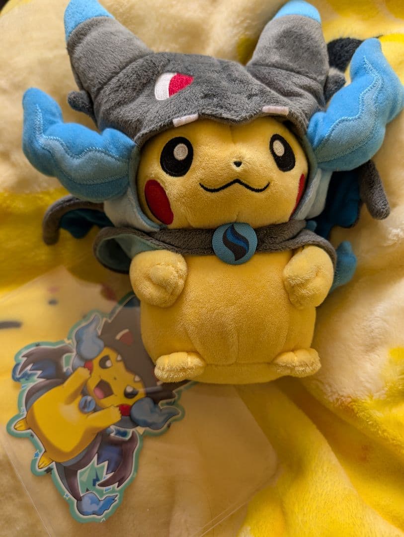 週末限定値下げ　メガリザードンXのポンチョを着たピカチュウ　ぬいぐるみ