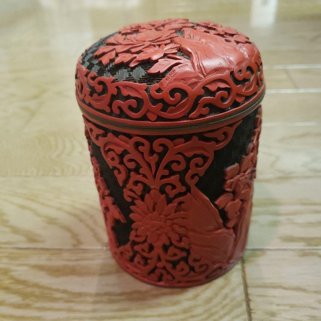 赤黒彫刻蓋付き容器
