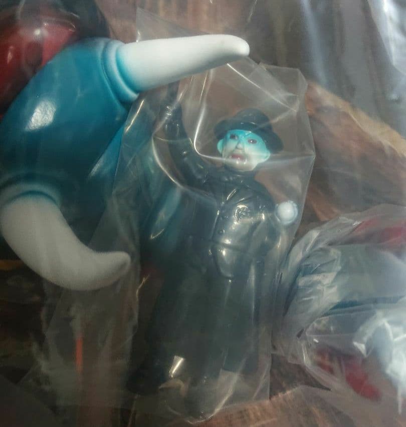 メディコムトイ ＭＡＴ ブラックエンド 抽選 怪獣 ソフビ