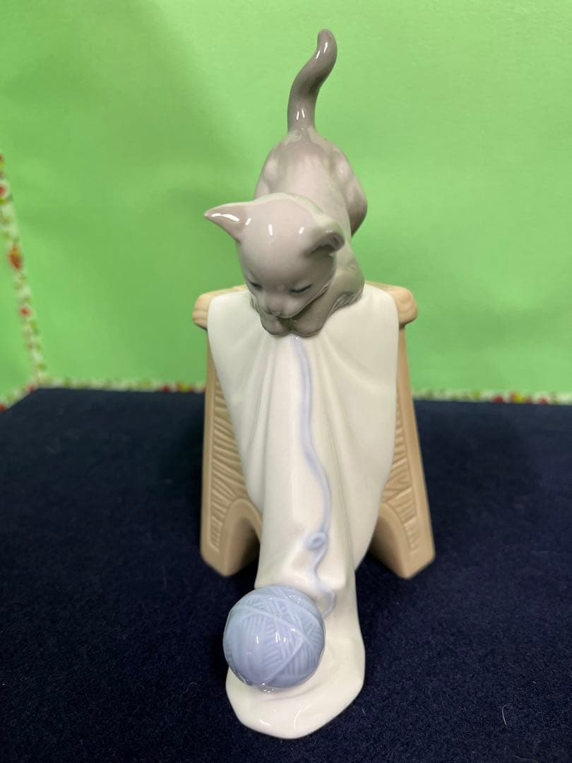 リヤドロナオ猫の陶器置物